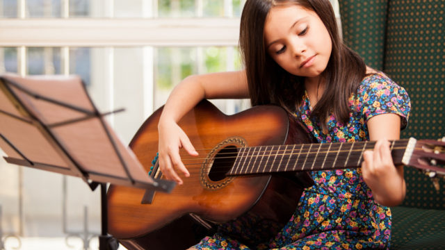 11 avantages pour les enfants qui apprennent à jouer de la guitare