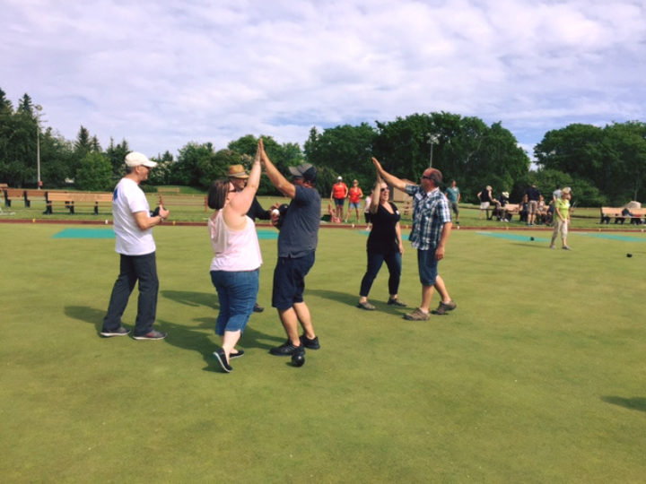 High five on the green boulingrin